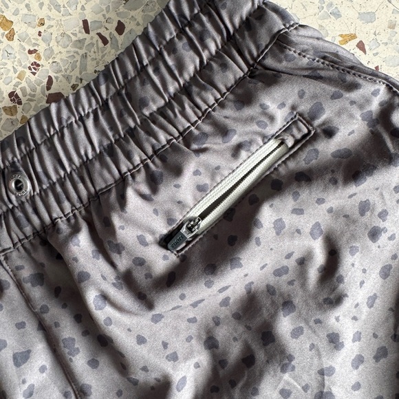 Vuori Clementine 2.5” inch short 2.0 color Chia stucco size small - Picture 5 of 7